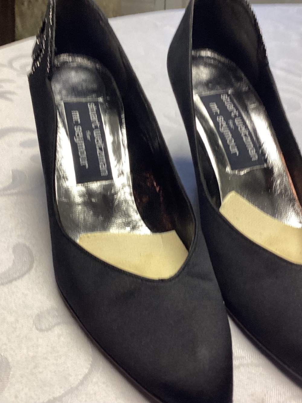 STEWART WEITZMAN. BLACK SATIN FANCY KITTEN HEELS SZ 8 - Picture 12 of 15
